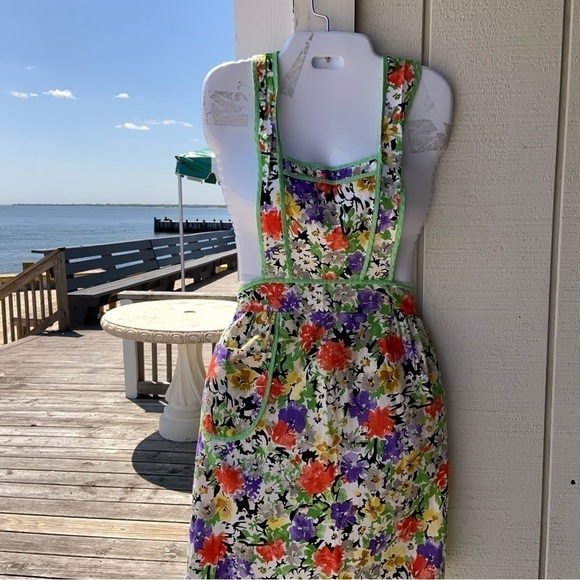Vintage 1950s kitchen apron for the perfect hostess and cook. One pocket only. - Picture 1 of 4